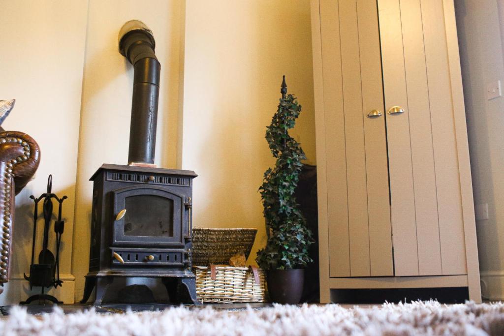 Beautiful Cotswold Couples Retreat - Tap to explore photos