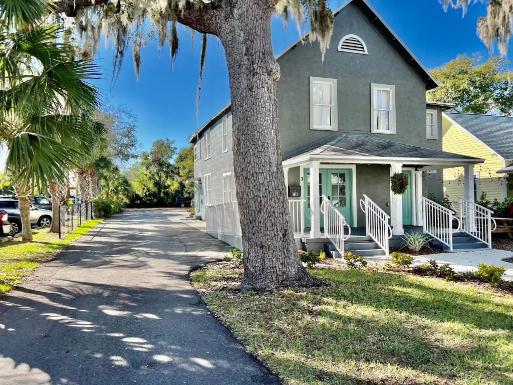 2nd floor apartment in the heart of downtown historic New Smyrna Beach image