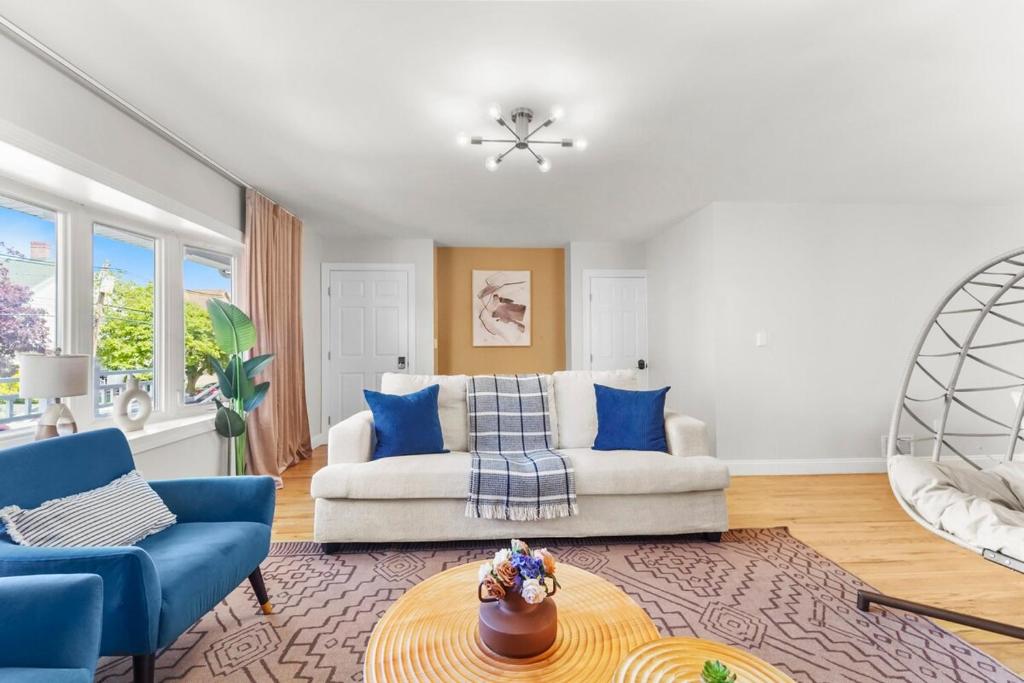 3-Car Parking, BBQ, Train 2min Walk image
