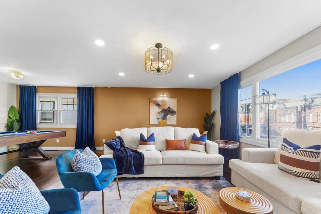 Train 2min walk, Free Parking, Pool Table, NYC 30min image