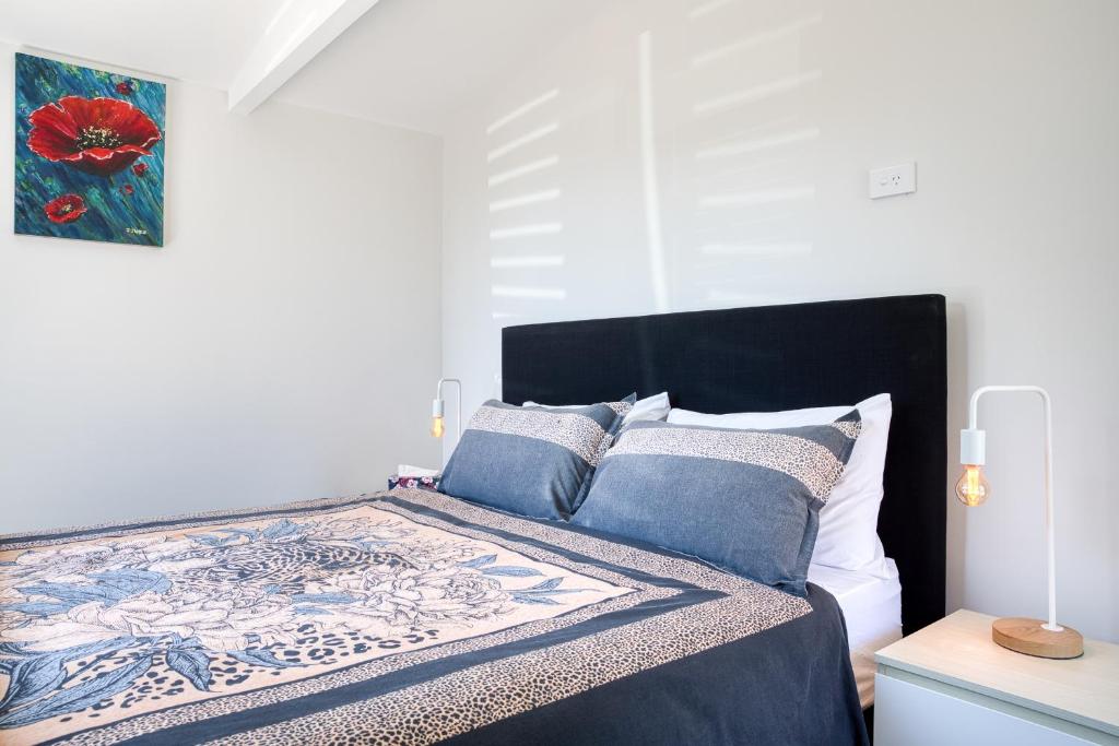 Classy Modern Unit close to Airport, Shops and Bus