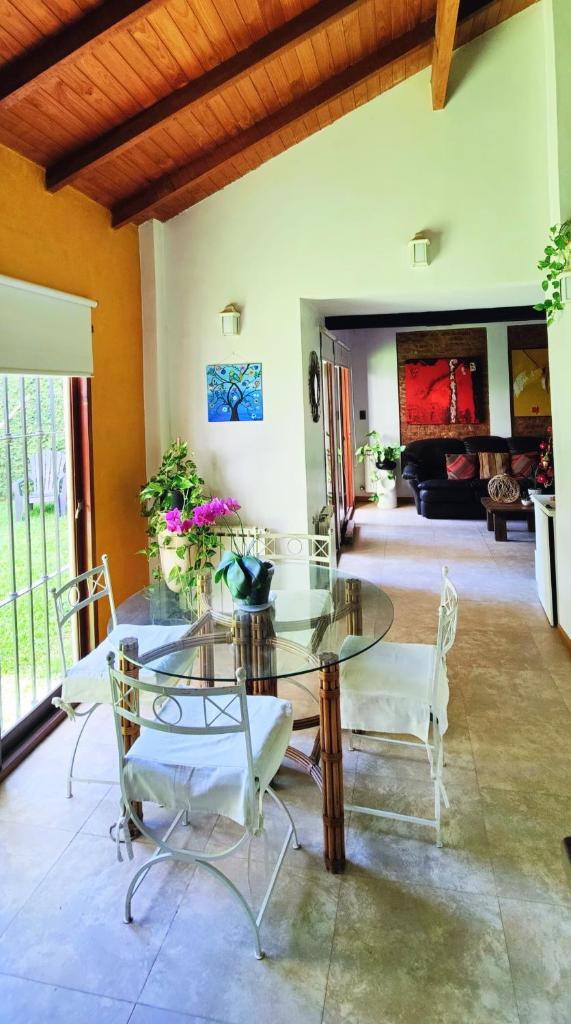 Habitación doble con baño privado en suite, hermoso jardín y parrilla photo 1