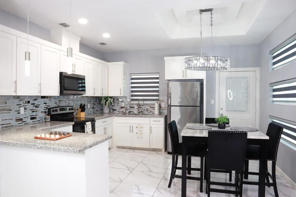2Bd Modern Home In Gated Community image