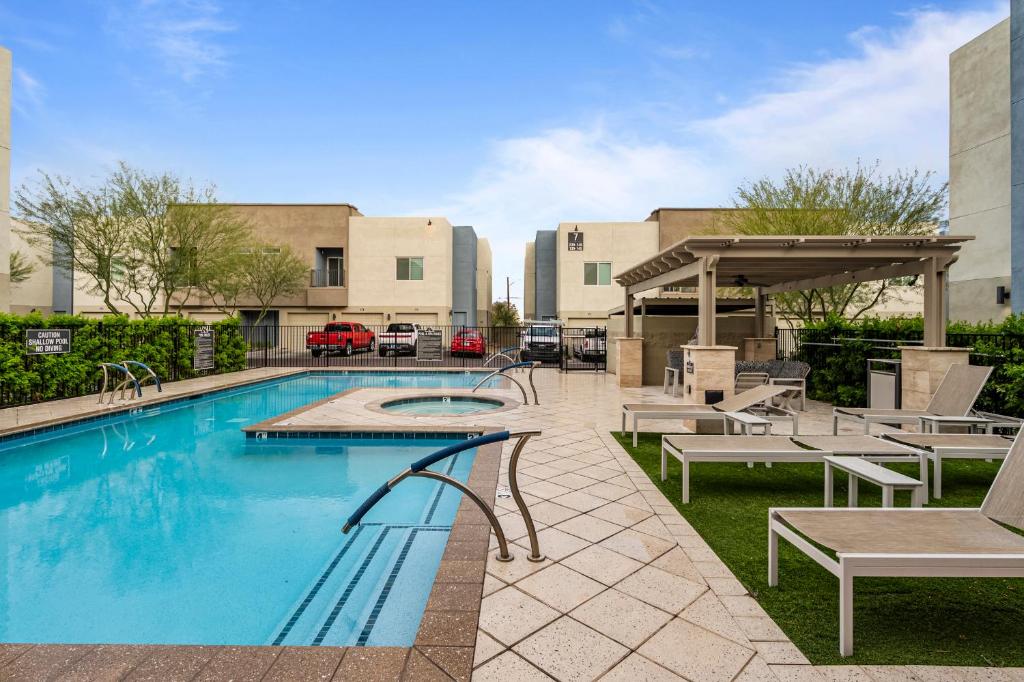 Elegant Diamond Retreat with Pool and Free Parking image