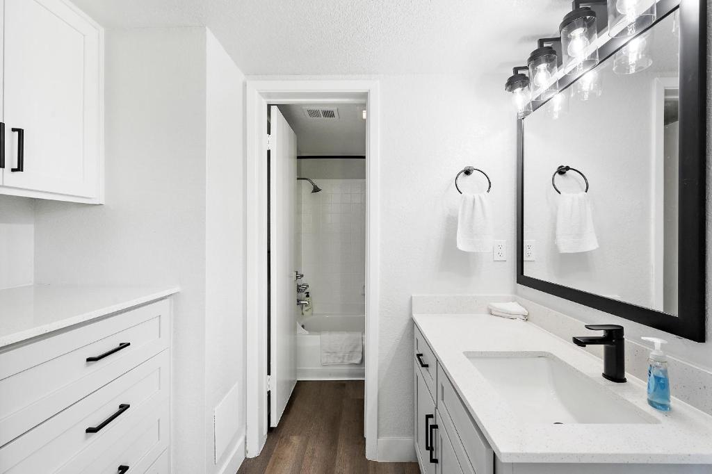 Modern 1B1B Escape in Scottsdale image