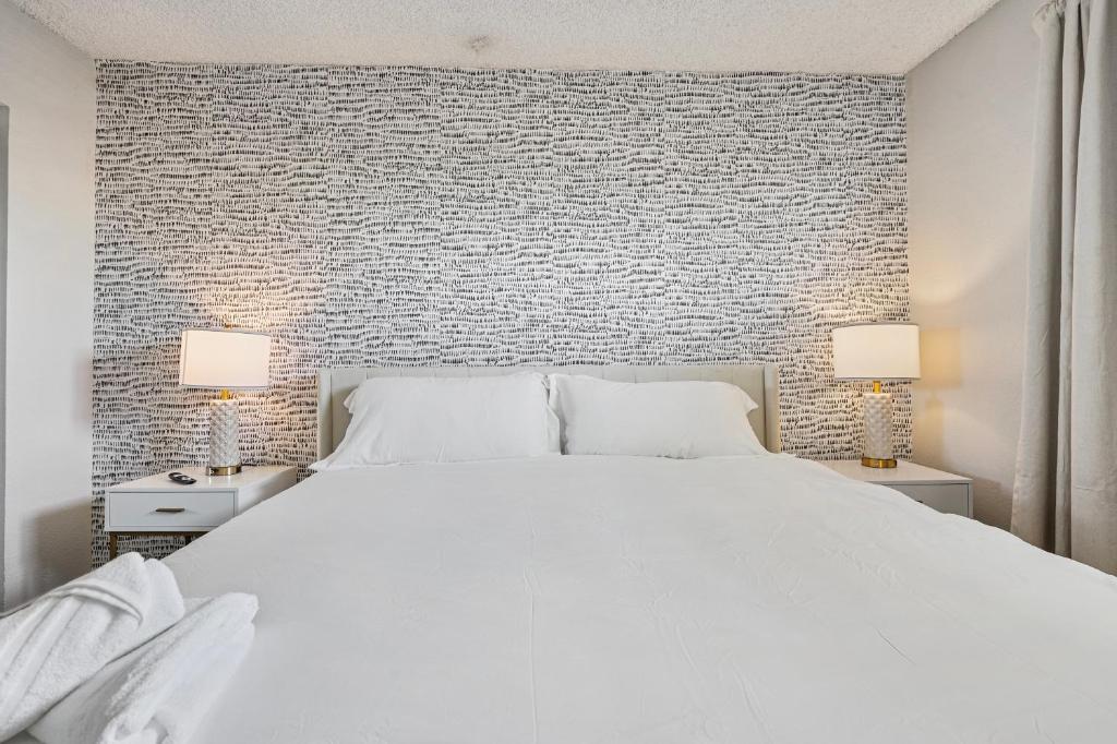 2B1B Stylish Haven with Free Parking image