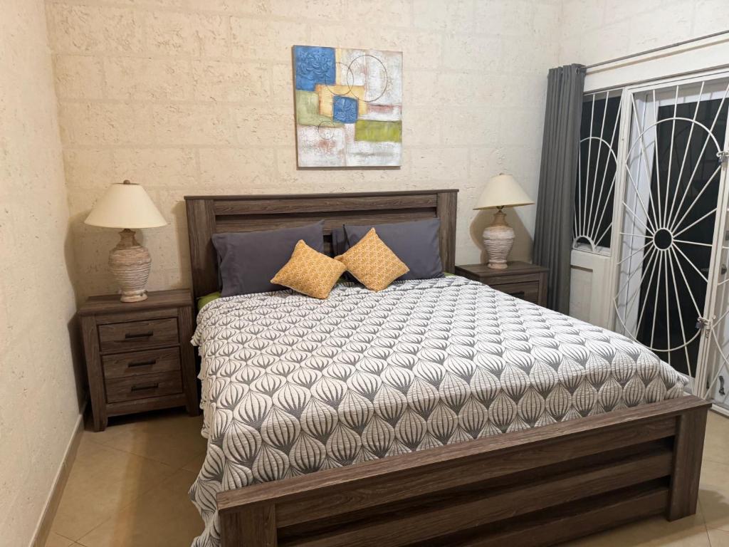 Golden Acre Beach Villa-2 mins walk - Alleynes Bay photo 3
