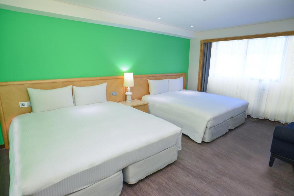 Green World Triplebeds Hotel - Tap to explore photos