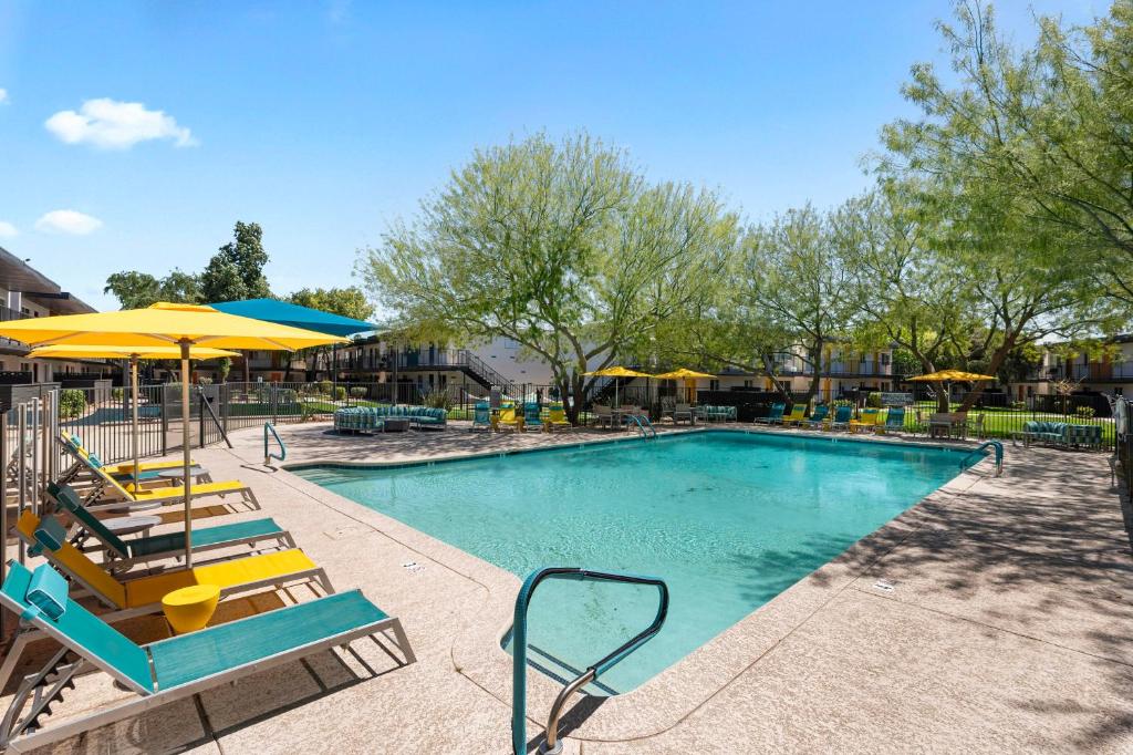 2B1B Stylish Escape with Pool and Free Parking image