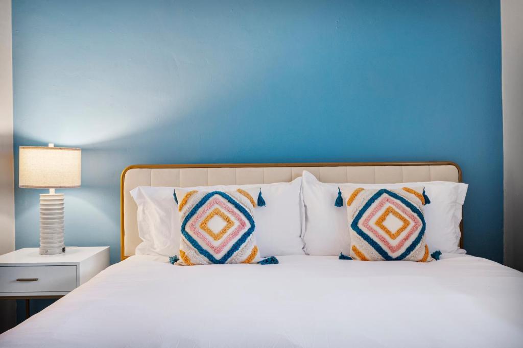 Upscale 2B1B Escape in Old Town Scottsdale with Free Parking image