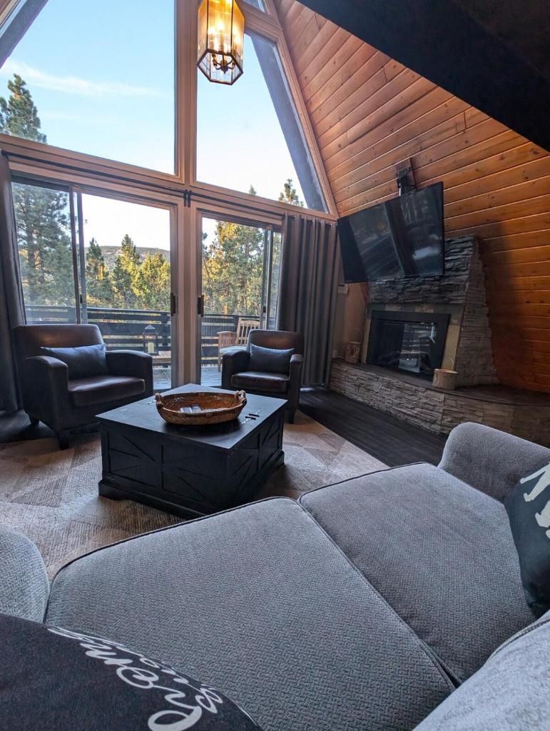 The Heartfelt Cabin Best Views, Large Backyard! image