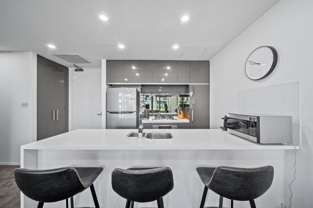 Stylish 1-Bed Retreat Steps from Foreshore photo 1