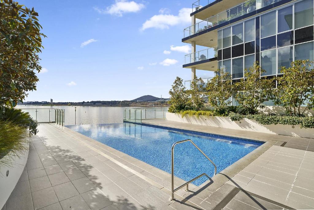 Stylish 1-Bed Retreat Steps from Foreshore photo 3