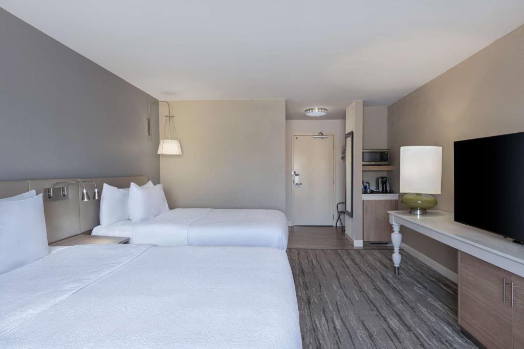 Hilton Garden Inn St. Charles - Tap to explore photos