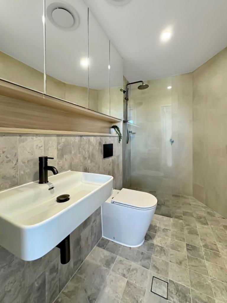 Modern 2BR Suite with Balcony & Parking near Airport photo 4