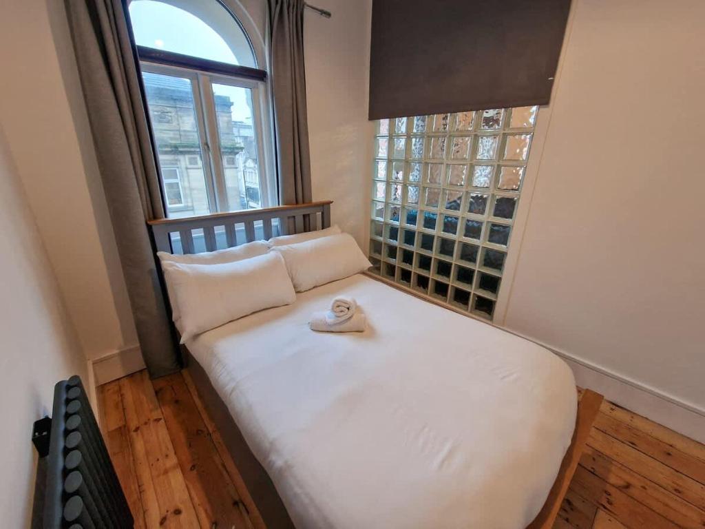 2 Bed Northern Quarter Flat City Centre - Tap to explore photos