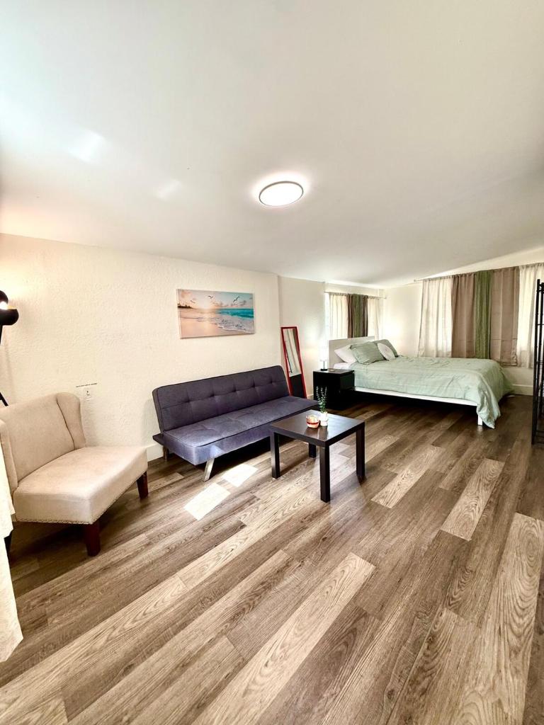 House of Hollywood - entire unit, centrally located, free parking image