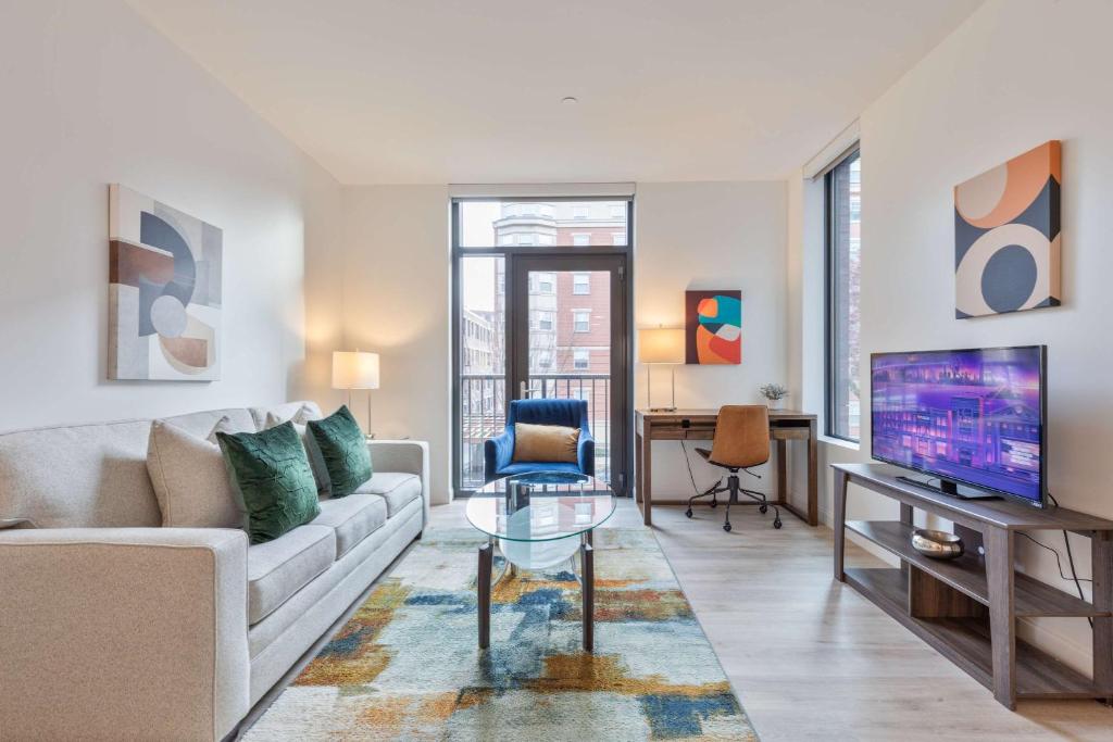 Gorgeous Apt with Kitchen - IDL-247 image
