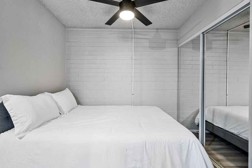 Modern 1B1B Studio Oasis in Old Town image