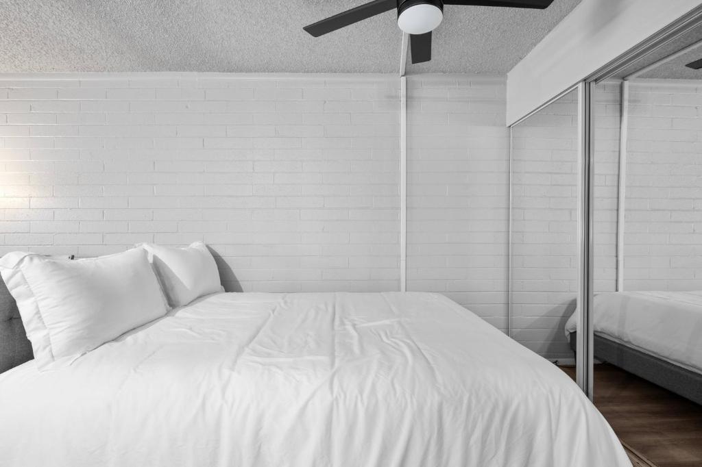 Chic and Cozy 1B1B Studio Oasis in Old Town image