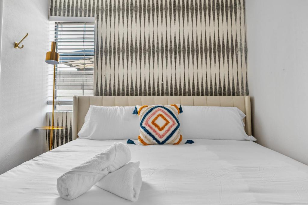 Modern and Cozy 1B1B Escape in Old Town image