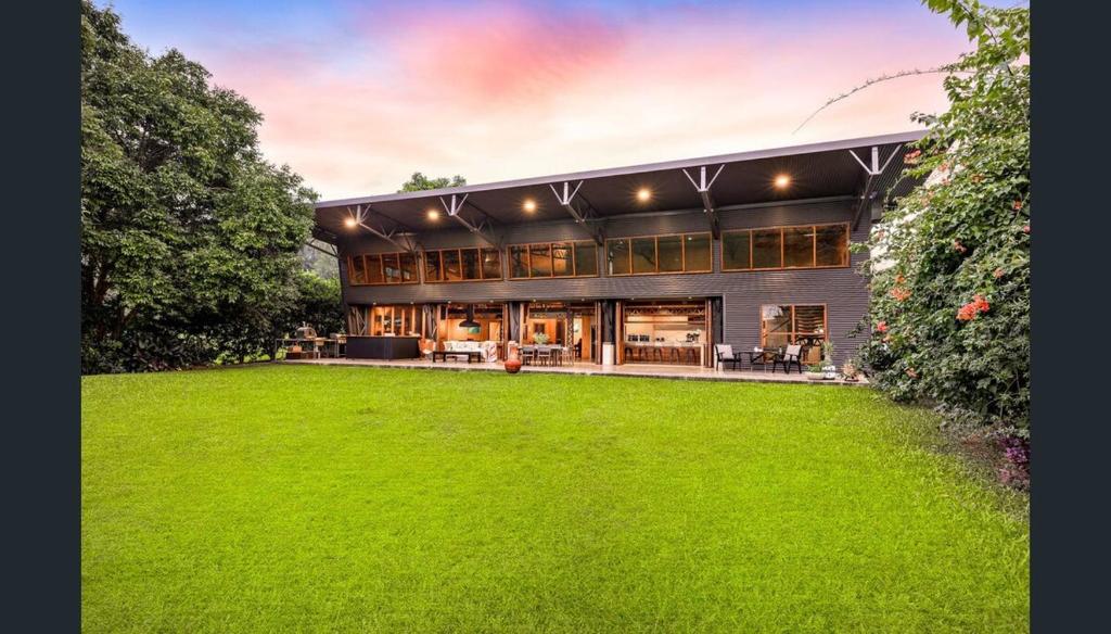 Luxury on Lake Tinaroo Lakefront Living