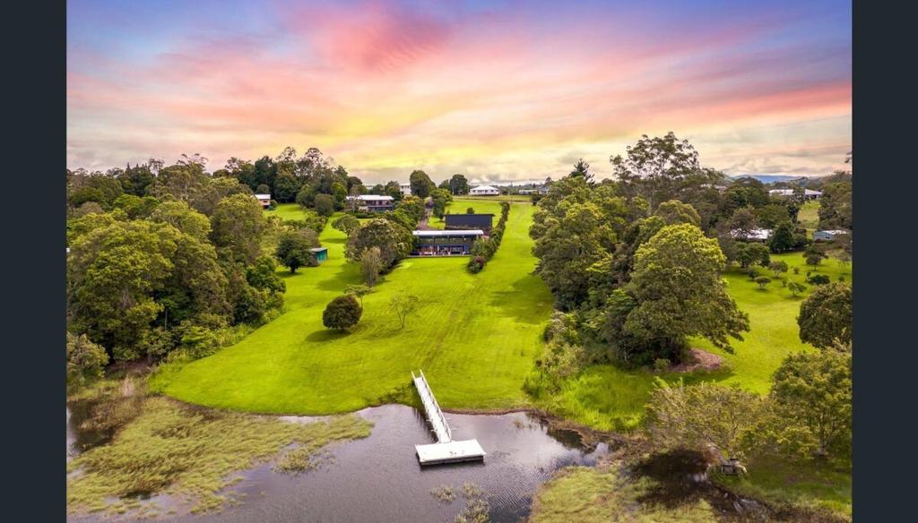 Luxury on Lake Tinaroo Lakefront Living photo 2