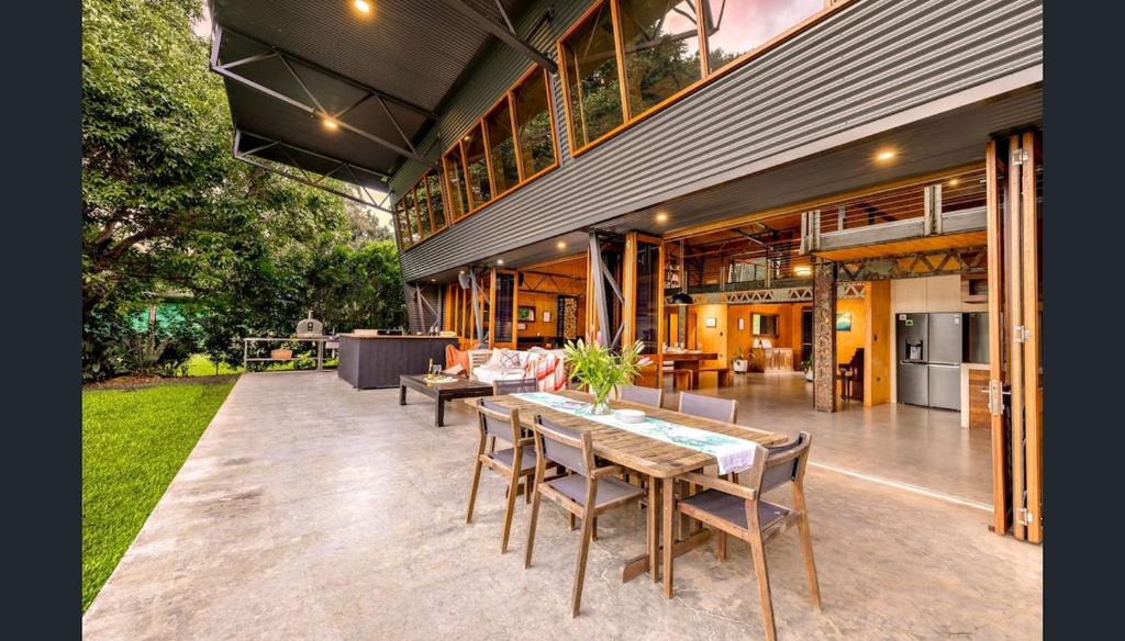 Luxury on Lake Tinaroo Lakefront Living photo 4