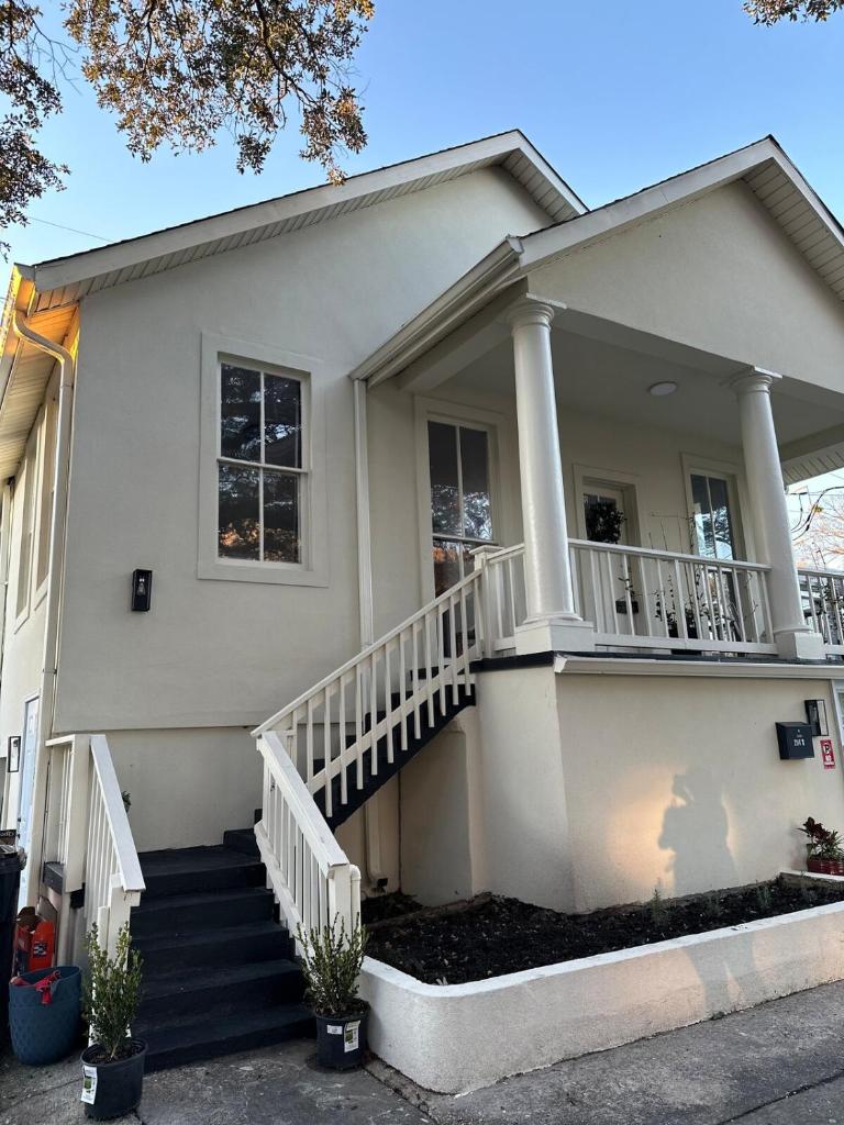 New Orleans Cottage 2 Bed 1 Bath Carseat Included image