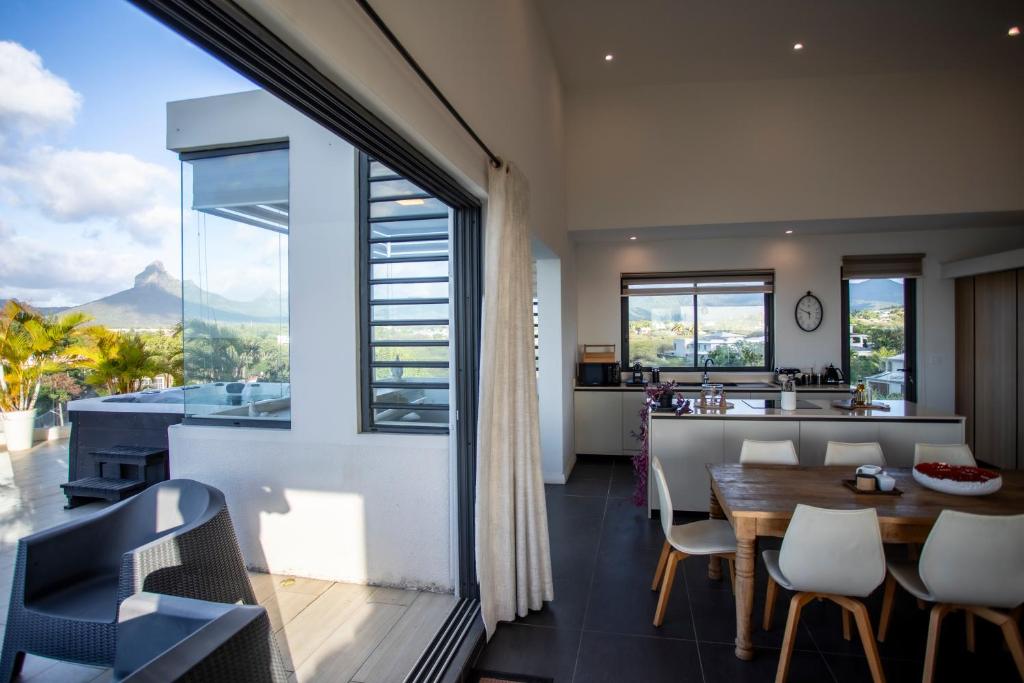 Modern Penthouse - Sunset, Jacuzzi & Sea Views - Tap to explore photos