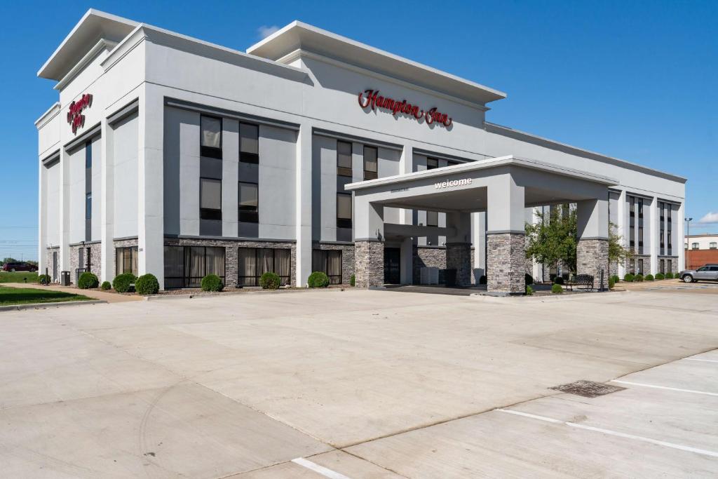 Hampton Inn Bloomington West image