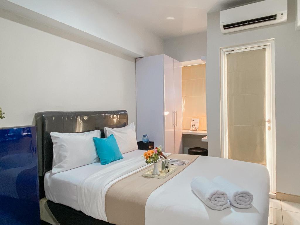 Cozy Living Studio with Direct Access to Pool and Gym at Springlake Summarecon Bekasi By Travelio