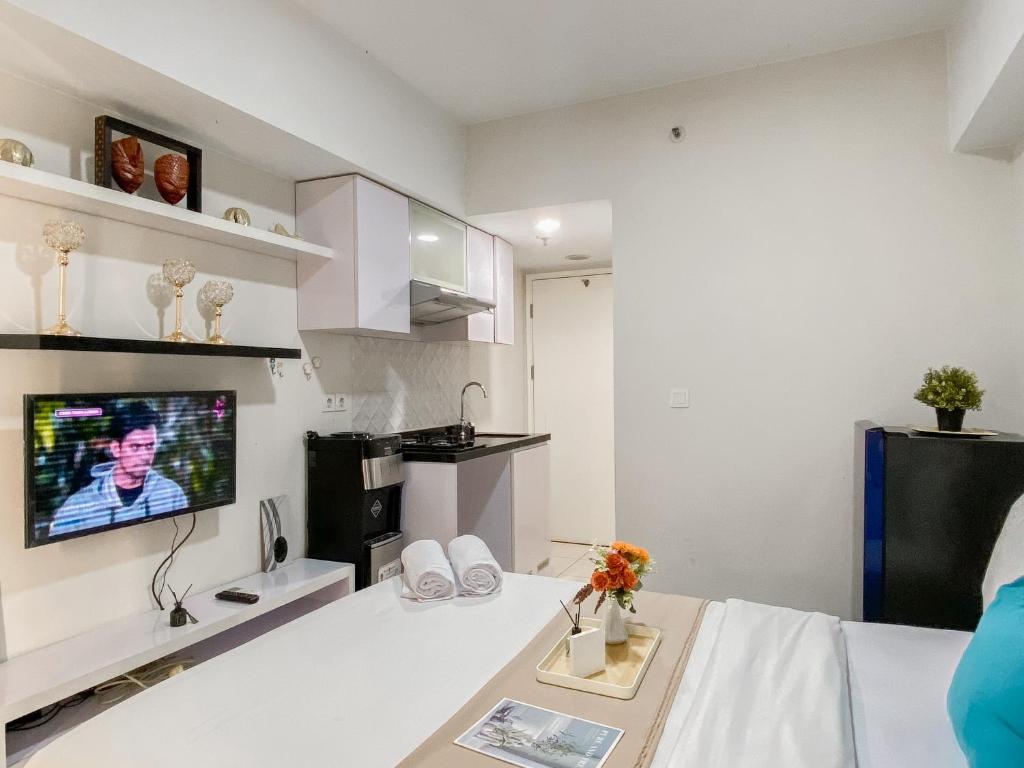 Cozy Living Studio with Direct Access to Pool and Gym at Springlake Summarecon Bekasi By Travelio photo 3