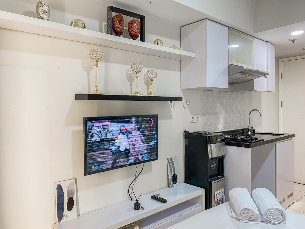 Cozy Living Studio with Direct Access to Pool and Gym at Springlake Summarecon Bekasi By Travelio photo 4