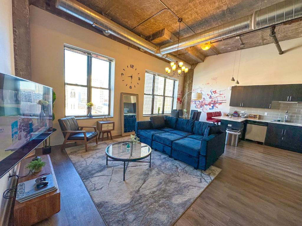 McCormick place luxury Penthouse Duplex with personal rooftop with optional parking for 8 guests image