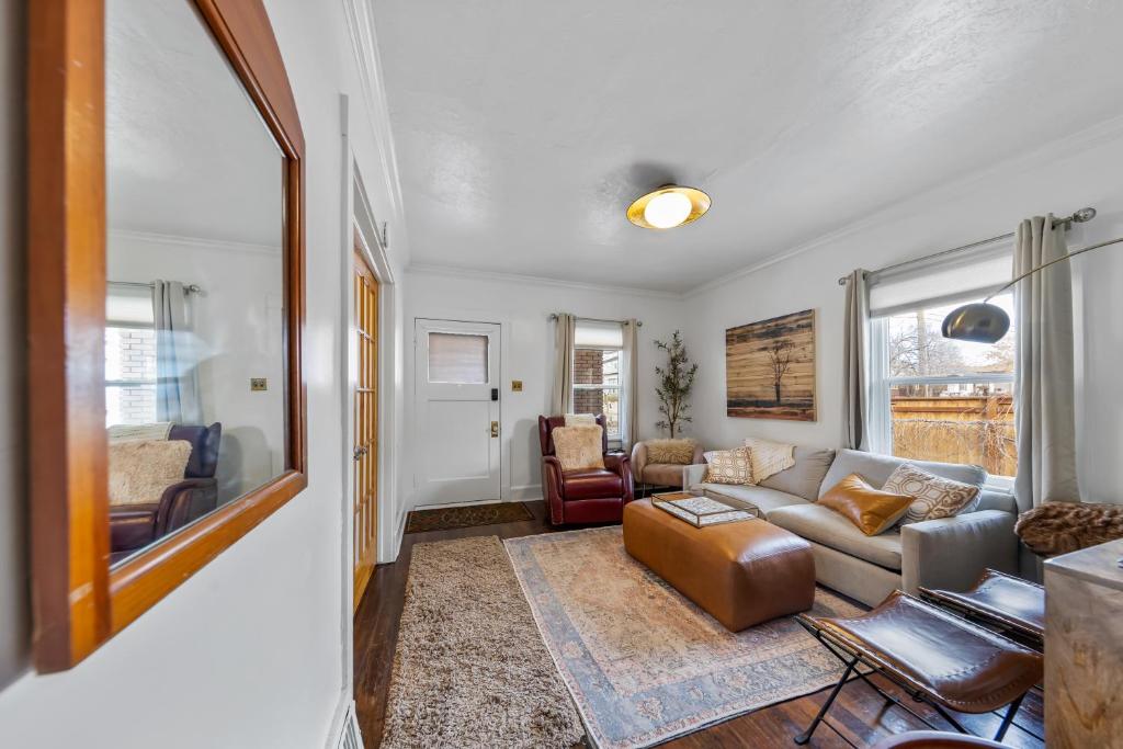Urban Escape by Mountains w/3BR, Wi-Fi, Laundry image