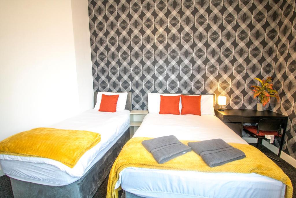 Ideal for groups - Lovely 2 Bedroom Apartment - Free Parking, Transit links, Close to Stadiums, Manchester
