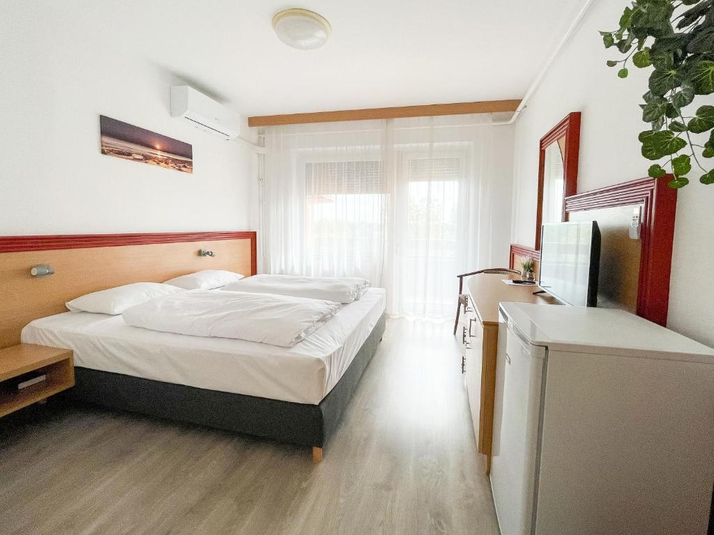 Tisza Sport Hotel - Tap to explore photos