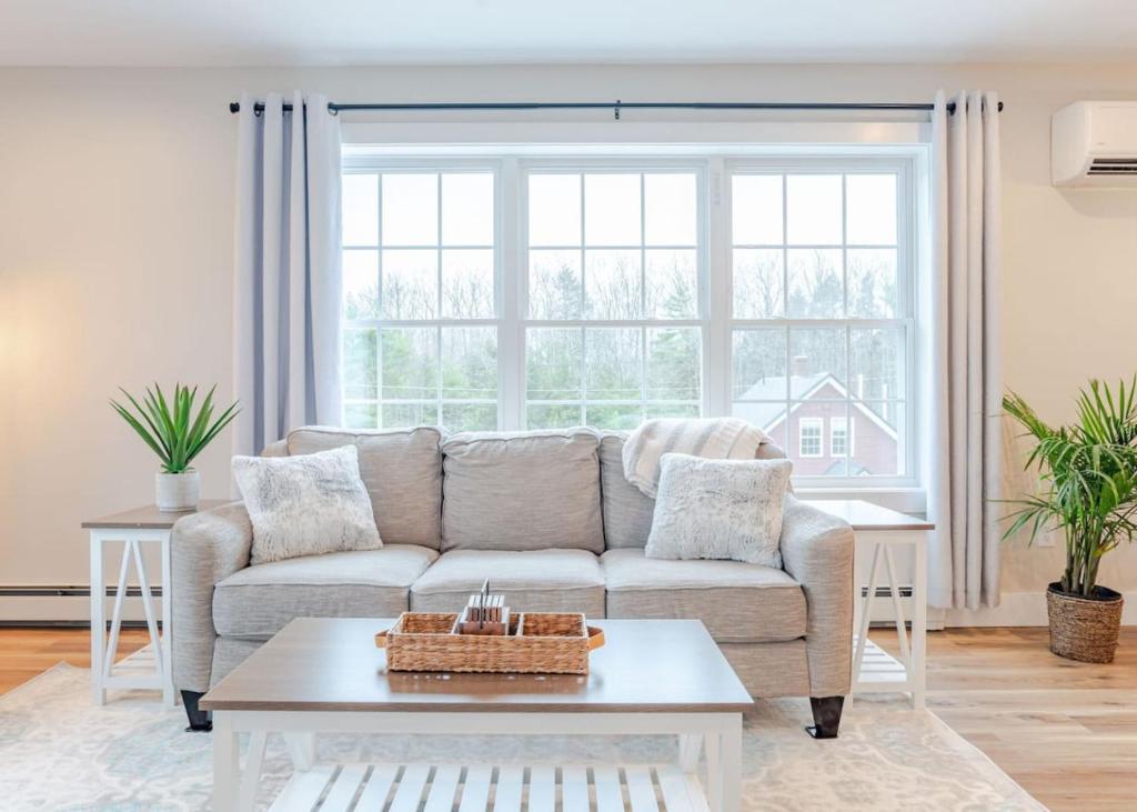 Countryside Oasis Charming 1BR Farmhouse Getaway image
