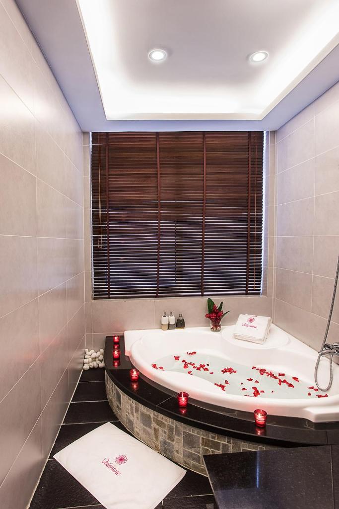 Двухместный (Улучшенный двухместный номер с 1 кроватью), Valentine Hotel