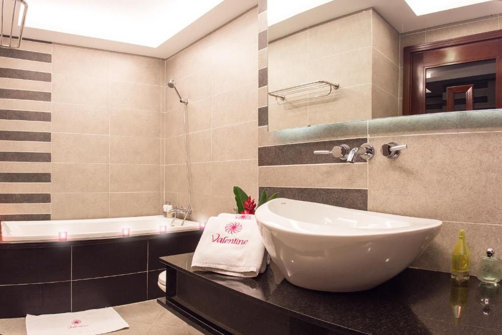 Двухместный (Улучшенный двухместный номер с 1 кроватью), Valentine Hotel