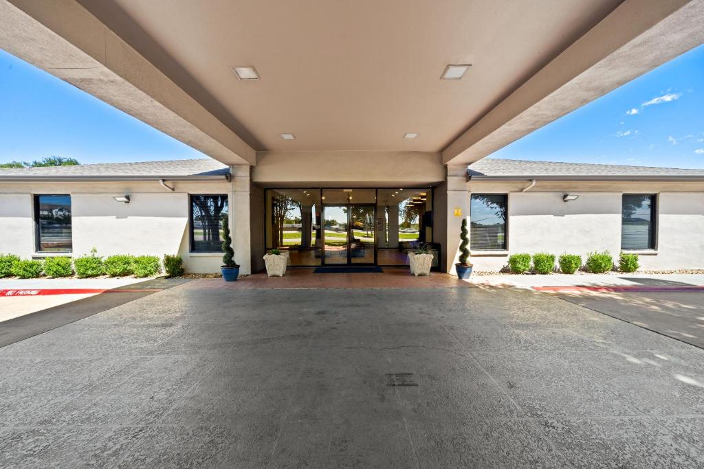 Days Inn by Wyndham Round Rock image