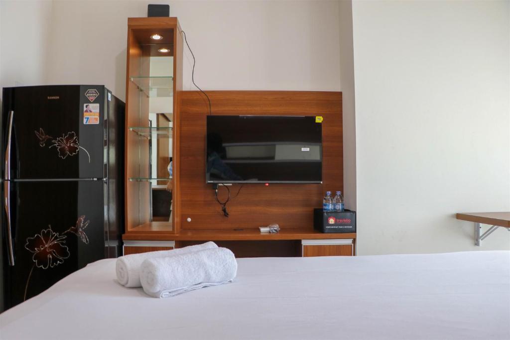 Restful 1BR without Living Room Grand Kamala Lagoon Apartment By Travelio photo 3