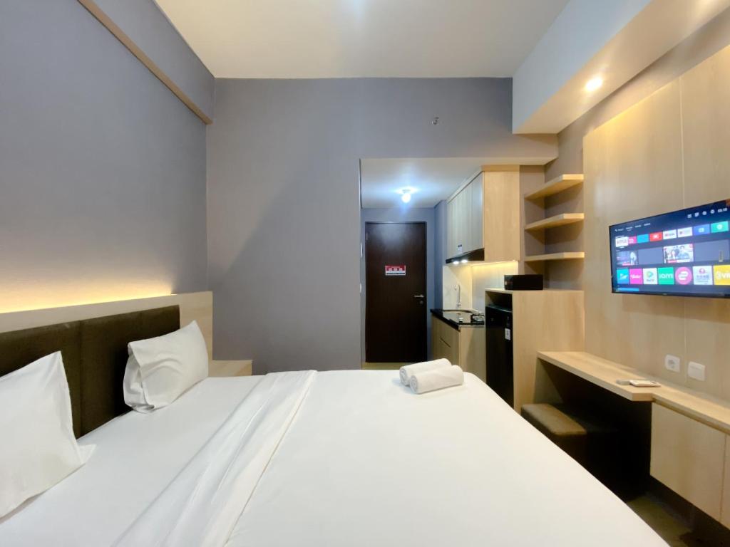 Serene and Tidy Studio Apartment Transpark Juanda Bekasi Timur By Travelio photo 1