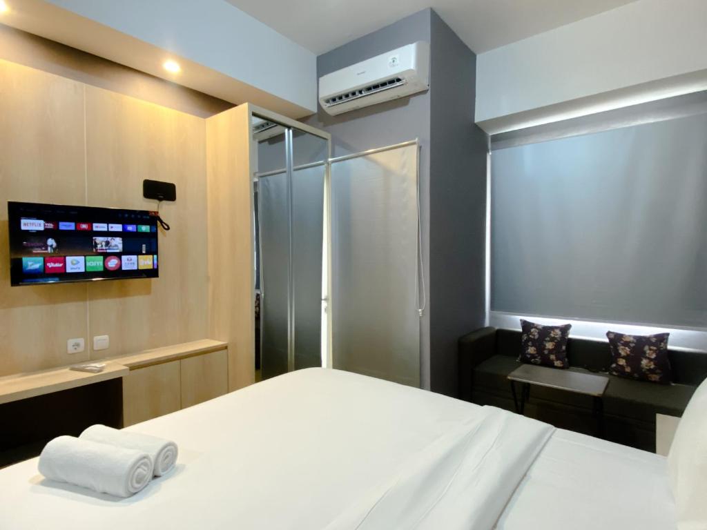 Serene and Tidy Studio Apartment Transpark Juanda Bekasi Timur By Travelio photo 3