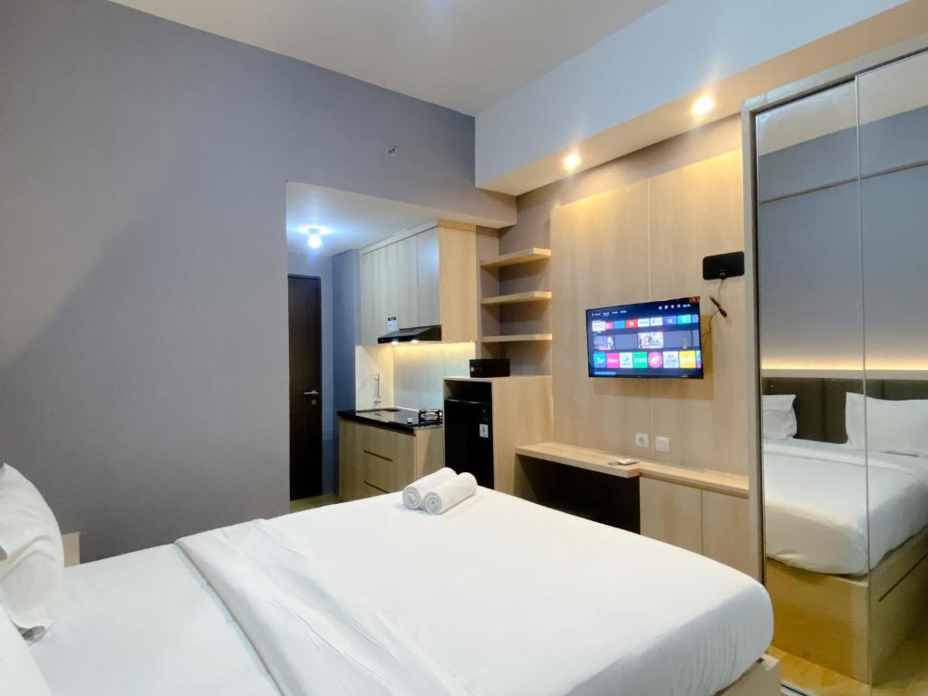 Serene and Tidy Studio Apartment Transpark Juanda Bekasi Timur By Travelio photo 4