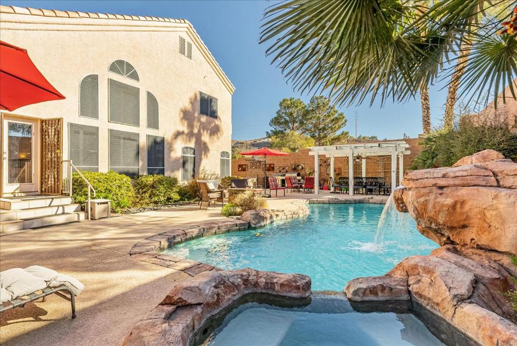 Henderson Hacienda, 5br free heated pool-spa, 15 min to Strip image