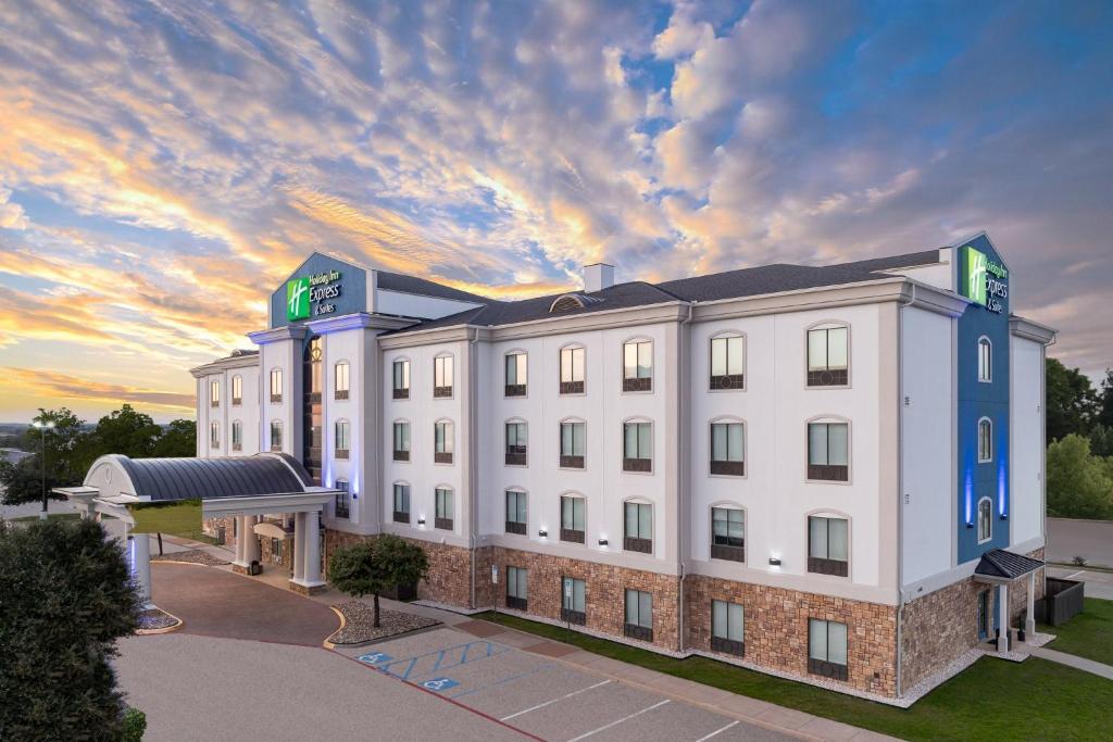 Holiday Inn Express & Suites Denton UNT- TWU, an IHG Hotel image