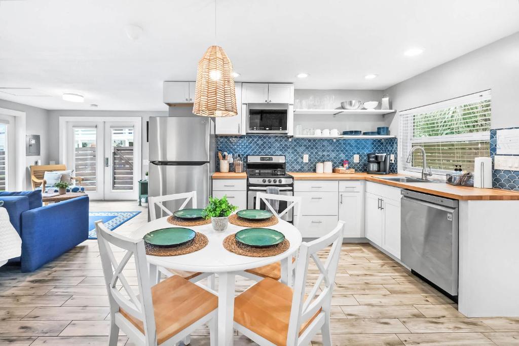 Coral Cottage, Stylish Studio Suite on Canal, Walkable to Beach, Private Parking image