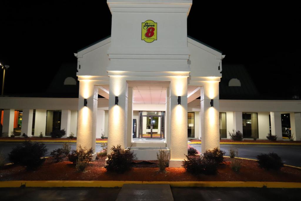 Super 8 by Wyndham Florence SC I-95 North / Hwy 76 image